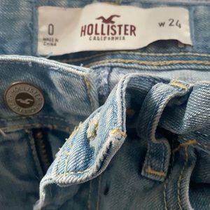 Hollister skirt this is very small and has a short cut